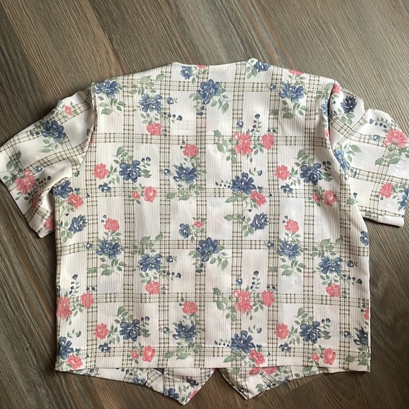 Vintage polyester floral short sleeve button down blouse by Alison Dailey - Picture 6 of 6